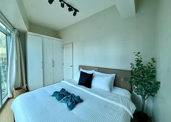 Palms Paradise With The View Of Bgc Netflix *